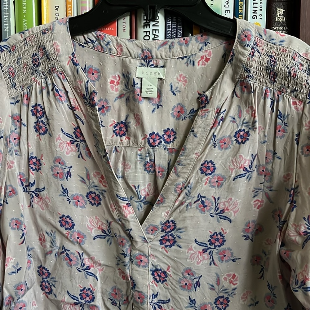 light blouse - Picture 5 of 6